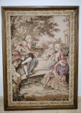Superba tapiserie veche scenă galantă pastorală cu figuri aristocratice &icirc;ntr-un cadru natural. Stil: Inspirat de arta franceză Rococo sau Georgiană