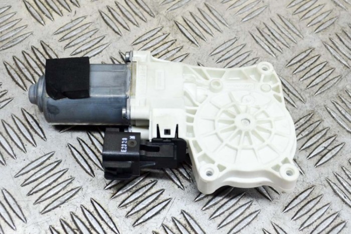 Motor macara geam ușă st&acirc;nga față JAGUAR F-PACE X761 2020 OEM: C39790-101 13999256