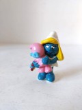 Strumf, Smurf fetita, Strumfita cu bebelus in brate, jucarie cauciuc, W. Germany 1983, 5,5cm