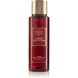 Baylis &amp; Harding The Edit Cherry Temptation spray de corp parfumat Cherry, Jasmin &amp; Sandalwood 250 ml