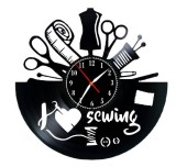 Ceas de Perete Decorativ &ldquo;Tailor Studio&rdquo;, din Disc Vinil Reciclat, Design Croitorie și Modă, Mecanism Silențios (Sweep)