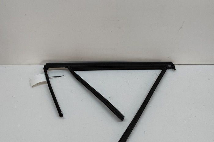 Chedar geam ușă dreapta spate VOLVO V60 II 2020 OEM: 32274406 26548000