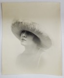 STUDIO FOTO EMERA , PARIS , TANARA CU PALARIE DIN TUL CU PRET SI DESCRIERE PE VERSO, FOTOGRAFIE PENTRU CASA DE MODA &#039; VERLAINE &#039; , INTERBELICA