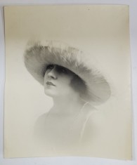 STUDIO FOTO EMERA , PARIS , TANARA CU PALARIE DIN TUL CU PRET SI DESCRIERE PE VERSO, FOTOGRAFIE PENTRU CASA DE MODA &#039; VERLAINE &#039; , INTERBELICA