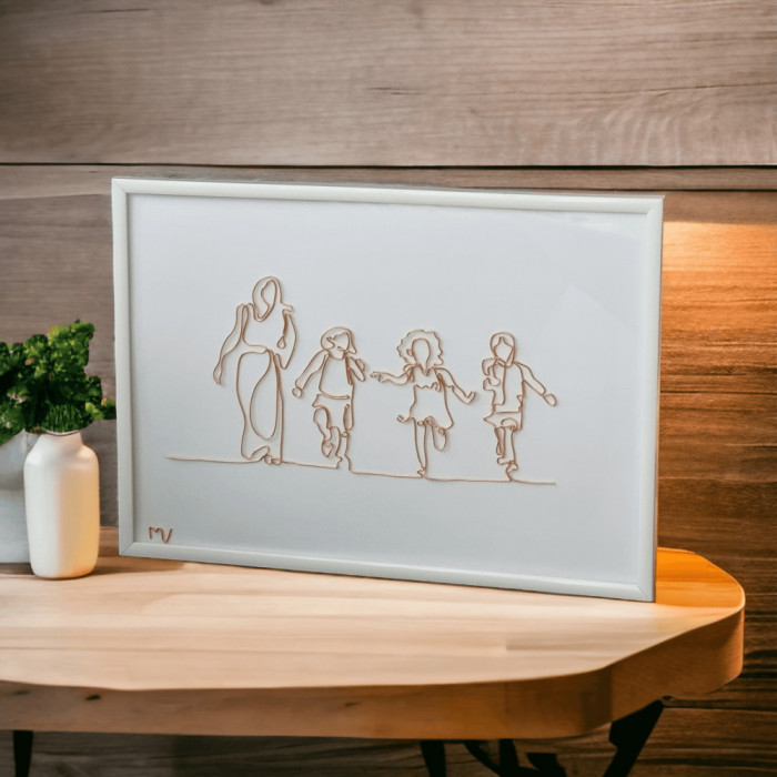Mama cu 3 copii, tablou din fir continuu de sarma placata cu aur, 22&times;31 cm