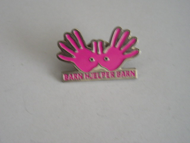 QW9 N8 14 - insigna - tematica simbolistica - maini de roz - Barn hijelper barn