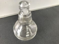 Sticla de parfum,veche,perioada comunista,stare perfecta,de colecție/decor.