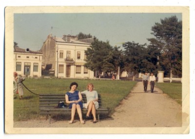 AD 1313 C. P.VECHE-DOAMNE PE O BANCA-O AMINTIRE CU OCAZIA VIZITEI LA BRAILA 1966 foto