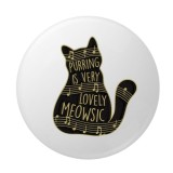 Insigna rotunda cu pisica si mesaj Purring is very lovely meowsic, 58 mm, prindere cu ac metalic