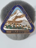Insigna turistica Brasov Sulinar, email colorat, munte si sanie, colectie Romania, Romania 1900 - 1950