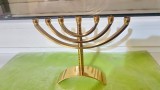 G355- Menora mica Israel lumanari 7 brate alama masiva aurita. Inaltime 13, latime 17 cm.