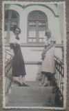 Fete pozand la Predeal in 1932, posibil in fata Hotelului Bulevard// fotografie