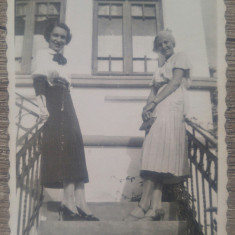 Fete pozand la Predeal in 1932, posibil in fata Hotelului Bulevard// fotografie