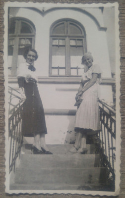 Fete pozand la Predeal in 1932, posibil in fata Hotelului Bulevard// fotografie foto