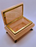 Casetă Bijuterii Vintage din Alabastru Roz &ndash; Sculptată Manual &icirc;n Italia &ndash; Picioare Leu Bronz