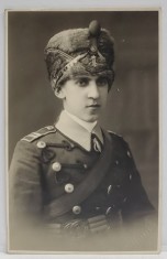 MILITAR ROMAN IN UNIFORMA , CU CACIULA CU CIFRUL REGAL ROMAN , CARTE POSTALA ILUSTRATA , 1926 foto
