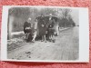 Fotograrfie tip carte postala, prietene la plimbare cu masina, perioada interbelica