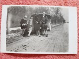 Fotograrfie tip carte postala, prietene la plimbare cu masina, perioada interbelica