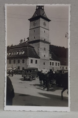 ZI DE TARG IN PIATA SFATULUI , BRASOV , MASINI DE EPOCA SI CARUTE , LANGA CLADIREA PRIMARIEI , FOTOGRAFIE TIP CARTE POSTALA , STUDIO KLEIN , BRAILA , foto