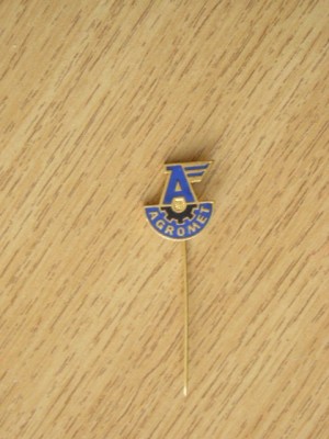 QW9 J 53 - Insigna - tematica industrie - AGROMET foto