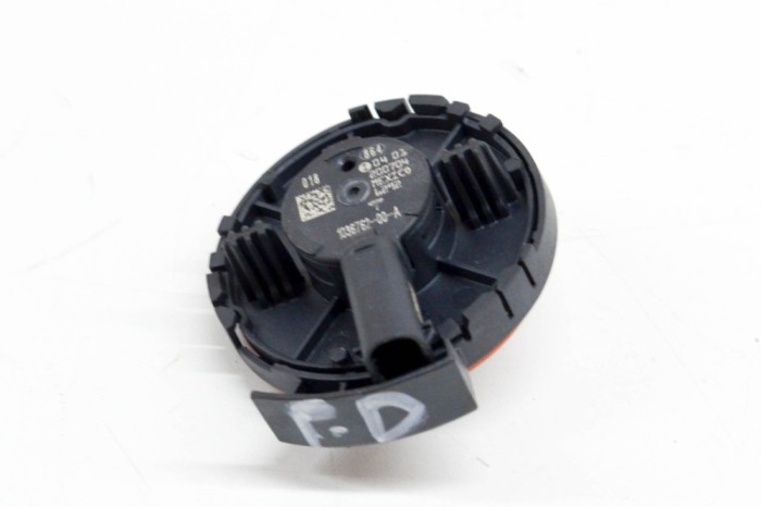 Senzor de impact dreapta față TESLA MODEL 3 2020 OEM: 1036762-00-A 13824291