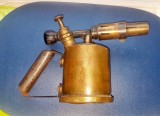 F595-Lampa benzina veche colectie Vesta M2 FJ Paris. Alama stare buna.
