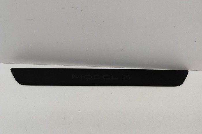 Ornament prag st&acirc;nga față TESLA MODEL 3 2023 OEM: 1504763-00-C 23318502