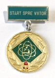 INSIGNA PIONIER MEDALIA START SPRE VIITOR ALUMINIU VOPSIT EMAIL RECE, Romania de la 1950