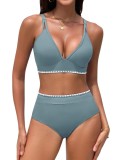 Bikini din două piese cu talie &icirc;naltă, control al abdomenului, push-up, design cu blocuri de culori, margini ondulate