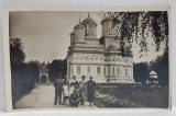 FOTOGRAFIE DE GRUP LANGA MANASTIREA DIN CURTEA DE ARGES , CARTE POSTALA , INTERBELICA