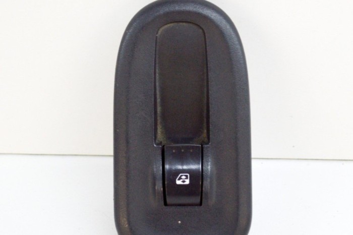 Buton geam ușă dreapta față RENAULT MASTER III Furgon FV 2014 OEM: 8200548968,1007478 15223385