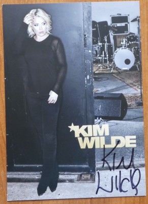 Autograf al cantaretei britanice de muzica pop Kim Wilde, cu plicul cu care a fost expediata foto