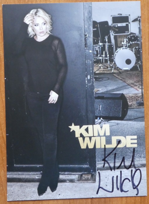 Autograf al cantaretei britanice de muzica pop Kim Wilde, cu plicul cu care a fost expediata