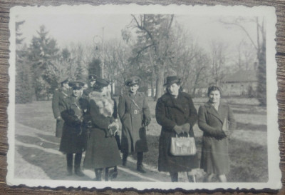 Soldati romani cu domnisoare/ Ramnicu Valcea 1943 foto