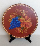 Farfurie decorativa din lemn pictat manual cu ornamente viticole (vita de vie, struguri)