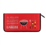 Cumpara ieftin Set Barbecue - Officiellement Ouvert | Derriere la porte