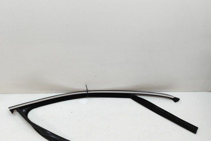 Bandou superior ușă dreapta față MERCEDES-BENZ C W206 2023 OEM: A2067256400 28034016
