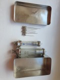 Seringă medicală vintage sticlă + ace + cutie metal sterilizare