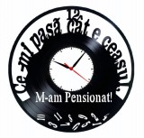 Ceas de perete decorativ din disc de vinil, Cadou amuzant pensionare &bdquo;M-am Pensionat&rdquo;, Negru, 30 cm