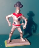 Cavaler medieval Knight Britains Deetail 1971 England 54 mm 1/32 figurină armură, panaș, vintage, postament metalic, demontabil. Nu arme, brancardier