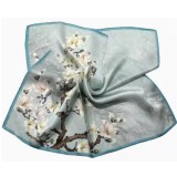Esarfa satin bleu cu flori de magnolie