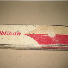 A635-I-Cutie stilou Pelikan metal vintage colectie. Marimi: 14.5/ 4.5/1.5 cm.