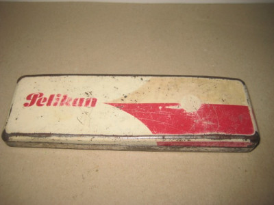 A635-I-Cutie stilou Pelikan metal vintage colectie. Marimi: 14.5/ 4.5/1.5 cm. foto