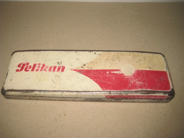 A635-I-Cutie stilou Pelikan metal vintage colectie. Marimi: 14.5/ 4.5/1.5 cm.