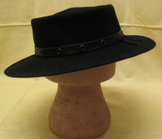 Pastoral black hat foto