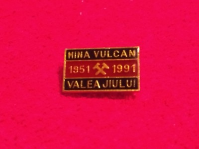 Insigna minerit - MINA VULCAN - VALEA JIULUI (1951-1991) foto