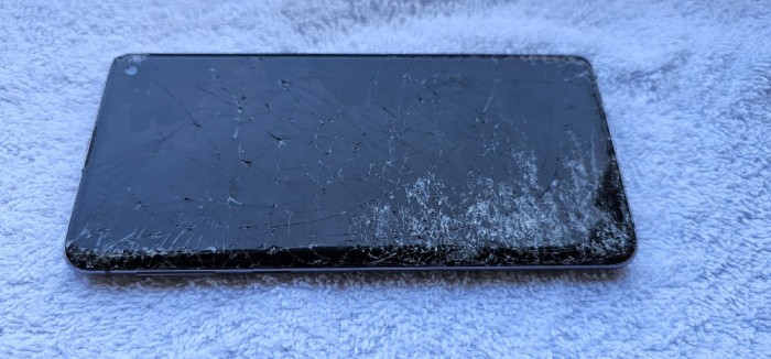 Samsung Galaxy S10 MODEL SM-G973F DISPLAY SPART . VIBREAZA CAND ESTE BAGAT LA INCARCAT .