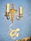 1979-Aplica electrica franceza in stil Clasicist Louis 16, din bronz masiv aurit avand 2brate, inaltime-25 cm, lungime 20cm, stare buna.