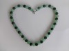 Colier jad verde in doua culori, deschis si inchis, cu inchizatoare de metal in forma de inima