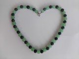 Colier jad verde in doua culori, deschis si inchis, cu inchizatoare de metal in forma de inima